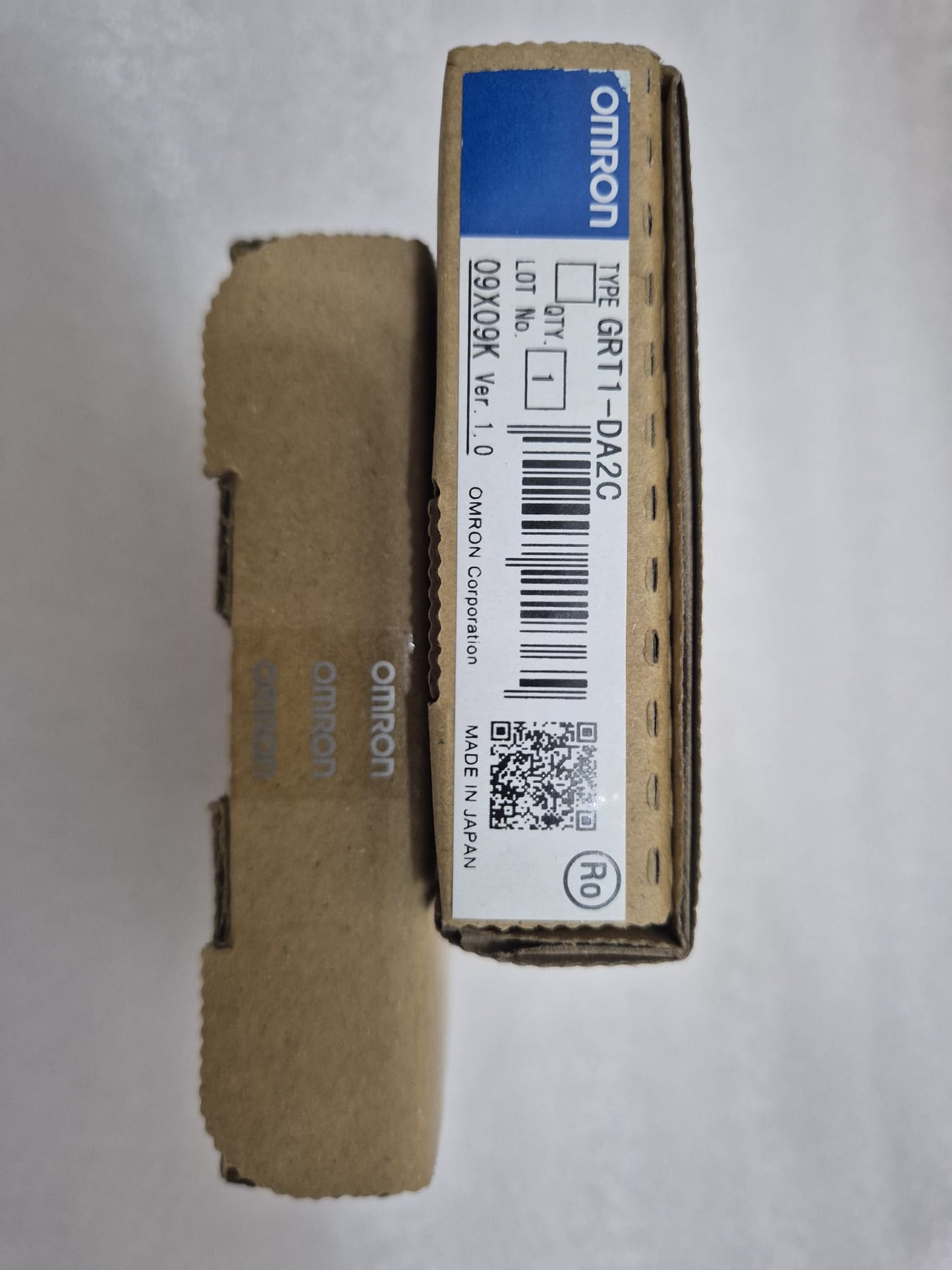 OMRON GRT1-DA2C SMART SLICE GRT1 module with digital input and output terminals for industrial automation applications.