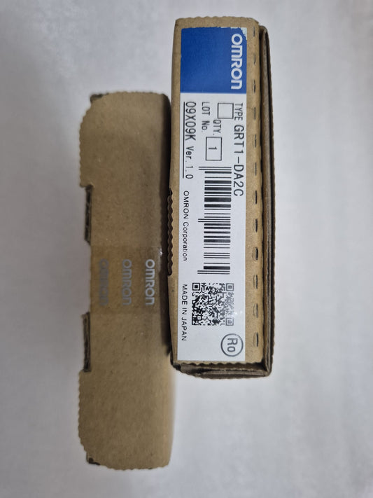 OMRON GRT1-DA2C SMART SLICE GRT1 module with digital input and output terminals for industrial automation applications.