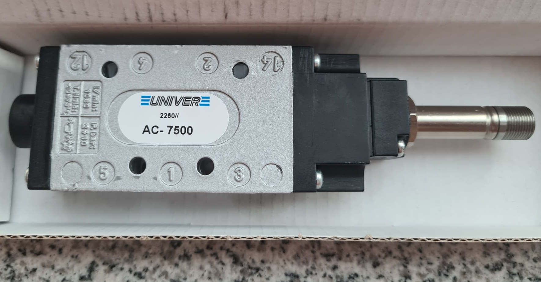 Manually operated pneumatic spool valve with 90° lever 5/2-G1/8 Manually operated pneumatic spool valve with 90° lever 5/2-G1/8